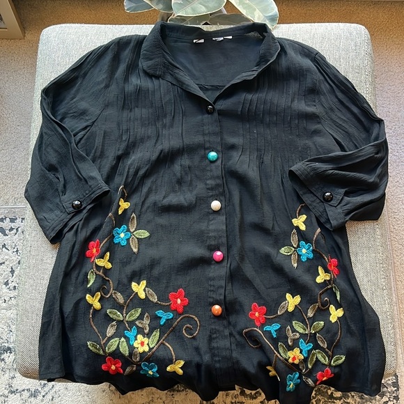 Vintage embroidered Floral Top with colorful buttons - Picture 5 of 17